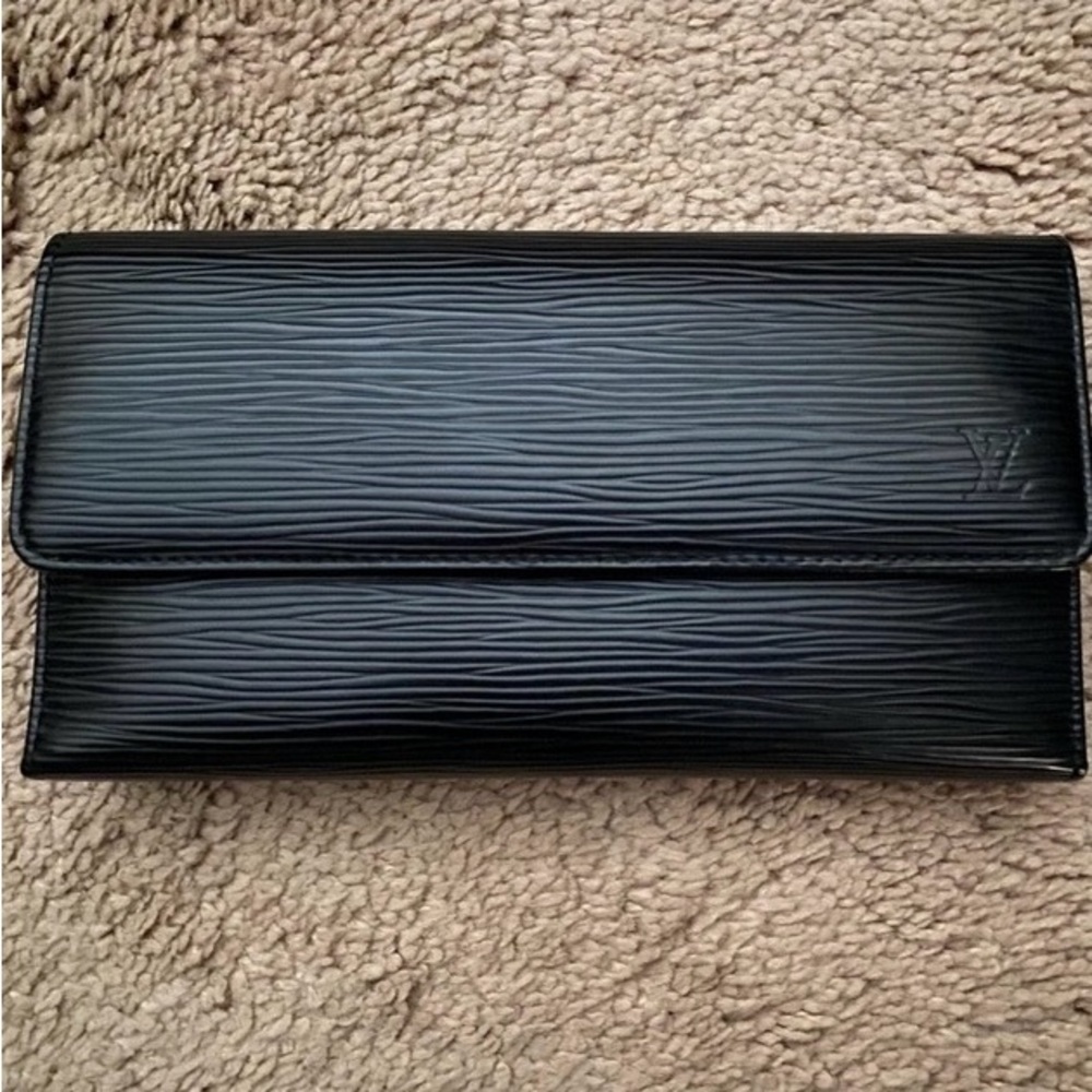 Louis Vuitton Noir Epi Leather International Tri Fold Wallet